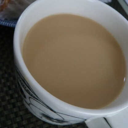 朝の1杯にいただきました！
練乳の甘さで目が覚めます。ほっとおいしいカフェオレ、ごちそうさまですっ＾＾♪
